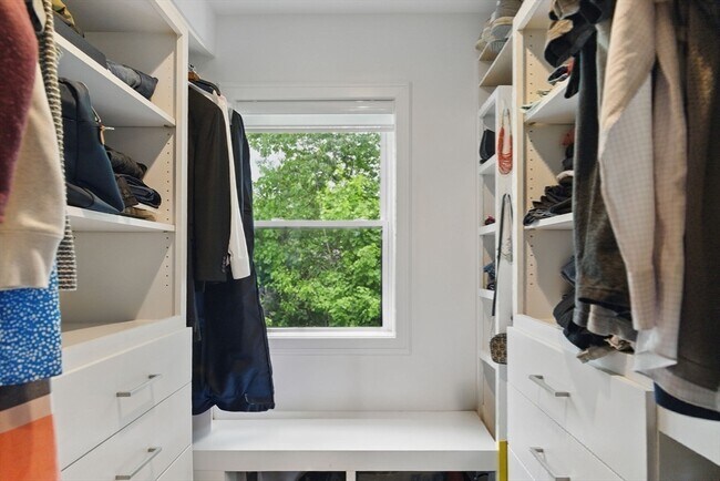 Building Photo - 54 Robey St