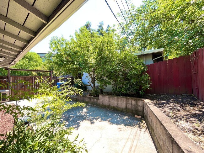 Building Photo - 1751 Parkside Dr