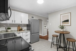 Building Photo - 408 S Harvey Ave