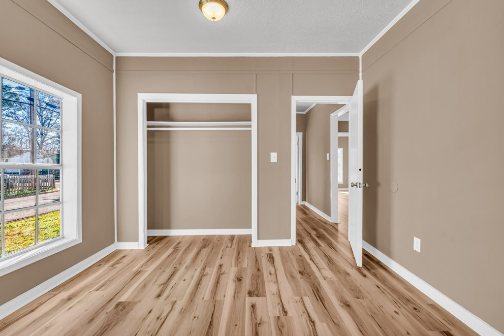 Building Photo - 433 E Jordan Ave