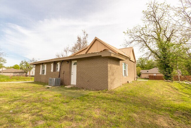 Building Photo - 3 Bed | 2 Bath in Coweta!