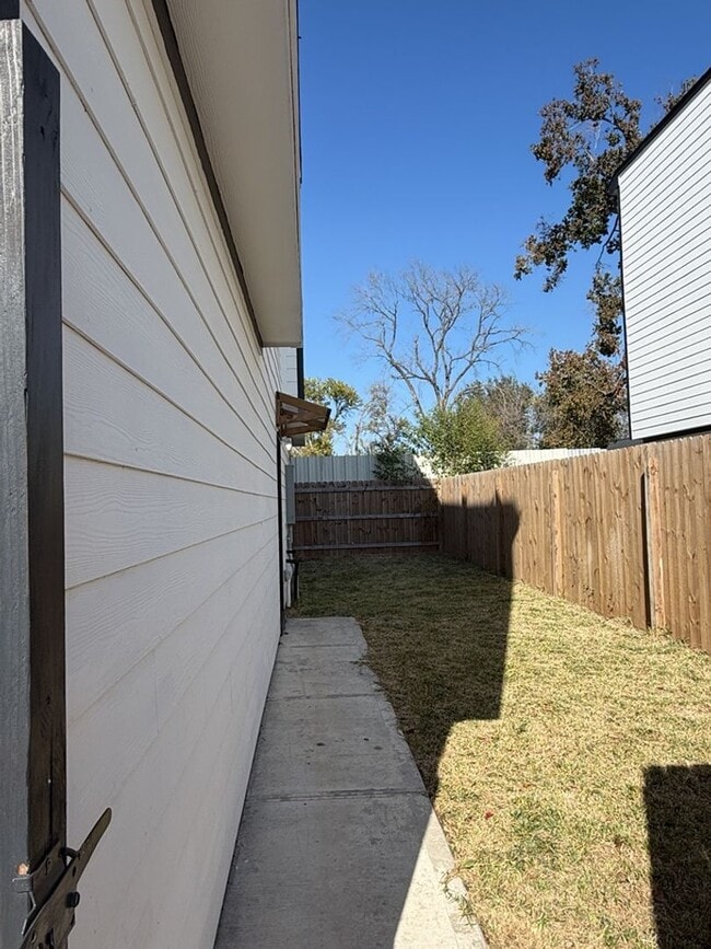 Building Photo - SECTION 8 ACCEPTED! $250 OFF A MONTH'S RENT!!! ***Ask about our No Cash Security Deposit Option***