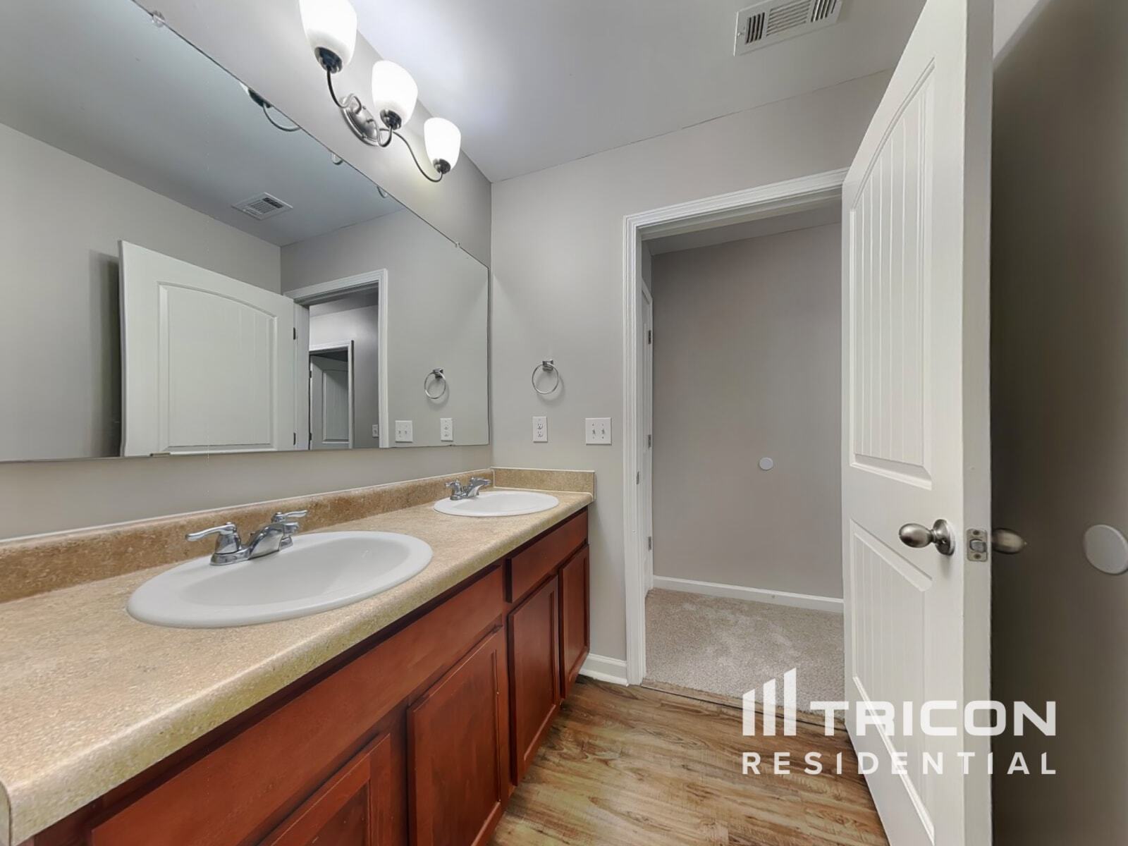 Building Photo - 211 Hollyhock Ln