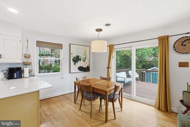 Building Photo - 8007 Wildwood Dr