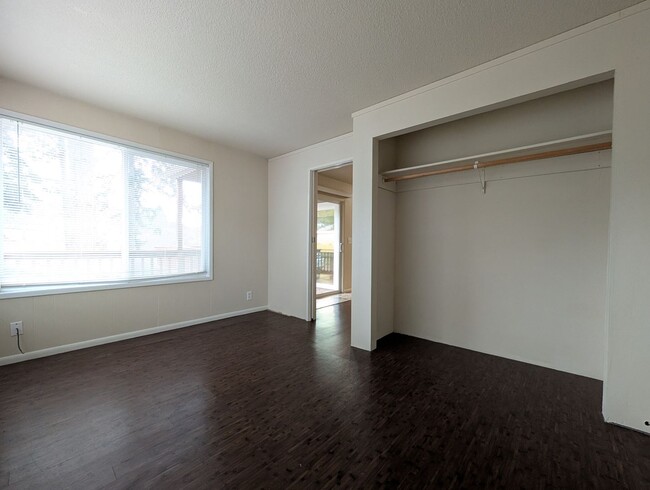 Building Photo - Great 3-Bedroom, 1-Bath Duplex In The Frie...