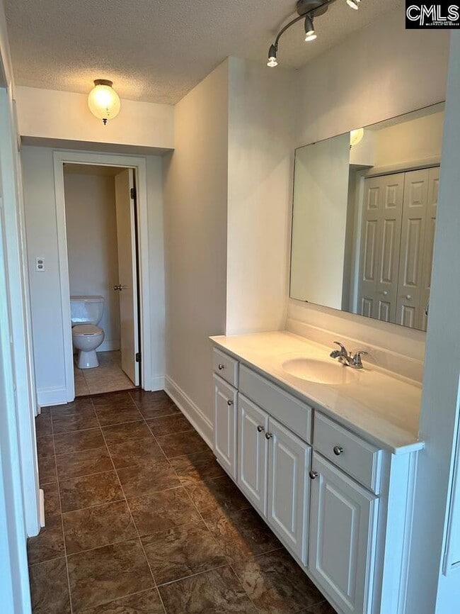 Building Photo - Furnished rental