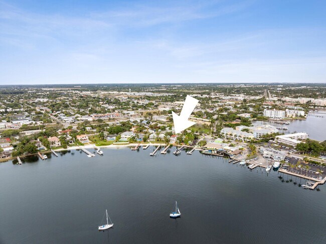 Building Photo - 114 S Lake Dr