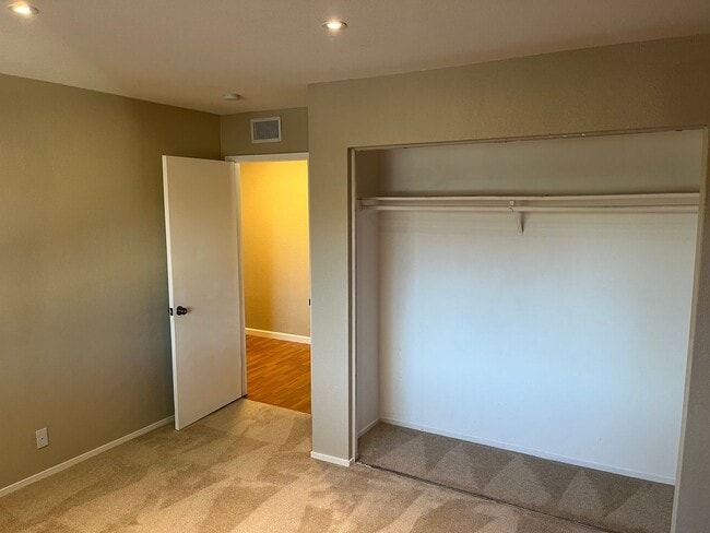 Building Photo - Updated Upstairs Condo Near Oakridge Mall with Parking & Central A/C!