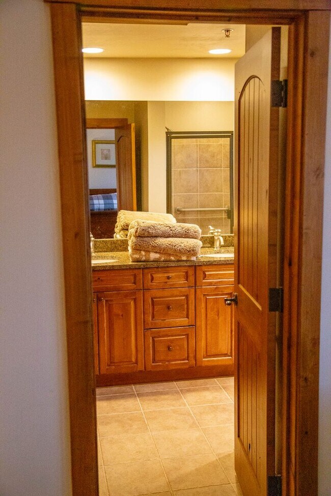 Building Photo - Wonderful Furnished 3 Bedroom & 2 Bathroom...