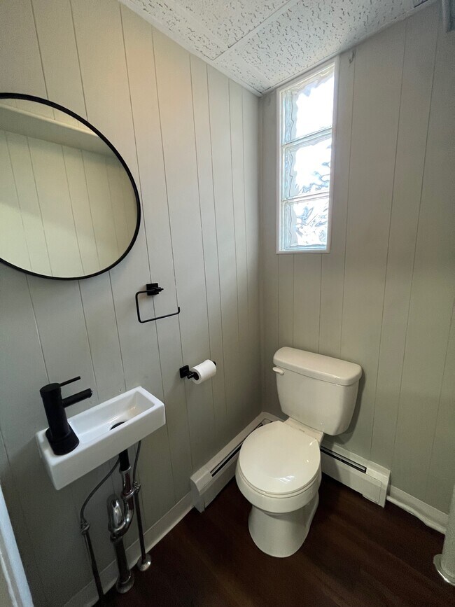 Building Photo - 215 Knight St