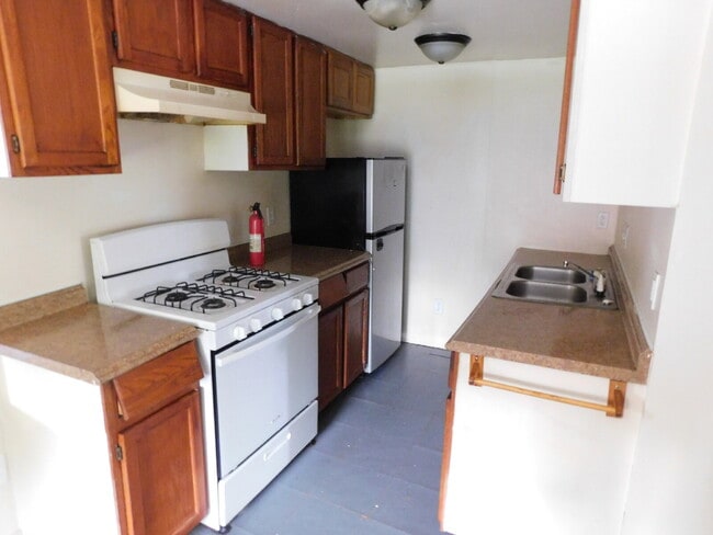 Building Photo - 2nd Floor Apartment Unit