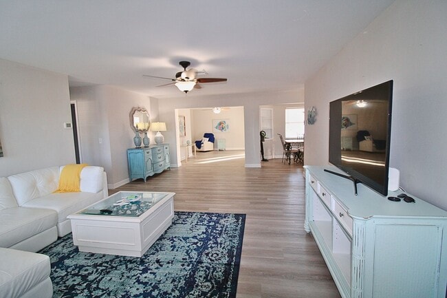 Building Photo - Spacious 3BR Home with Garage, Fenced Yard & Covered Patio in Seminole