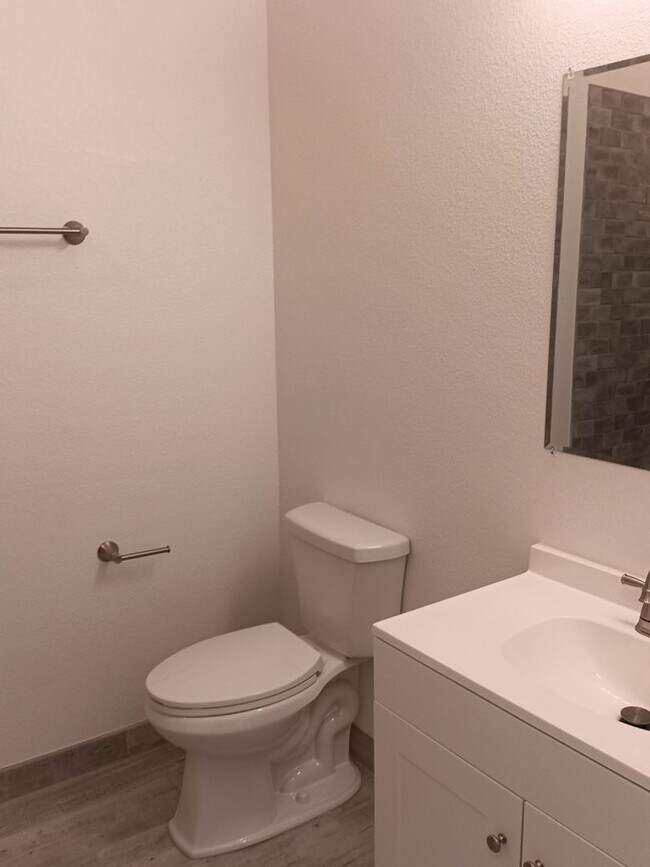 Building Photo - Newly-renovated 3 bedroom, 2 bathroom in Los Lunas! All new appliances! HUGE yard! Showings avail...