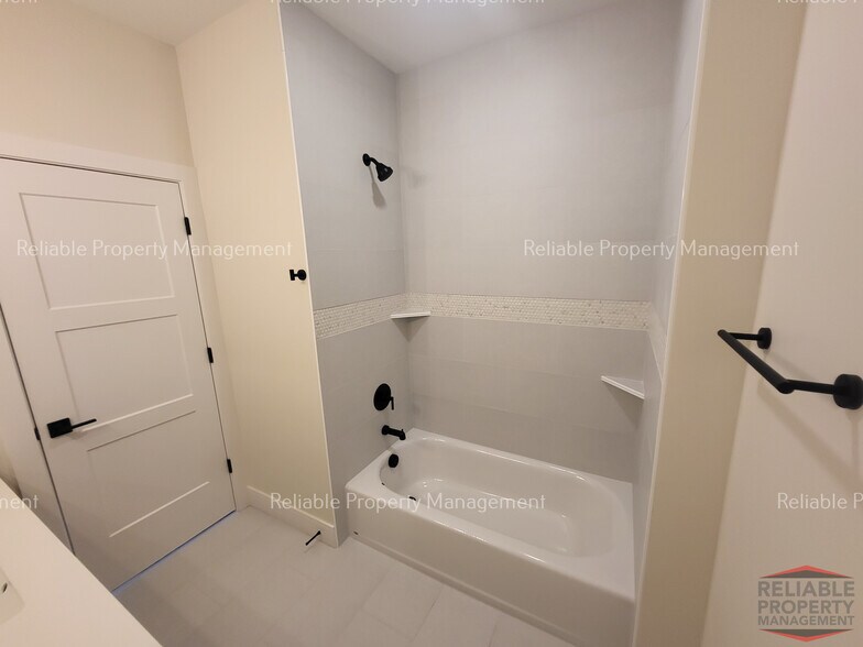 Building Photo - 487 Easy St