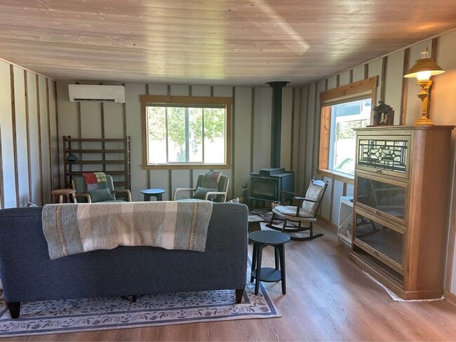 Building Photo - Farmhouse on 20 acres- Fully Furnished Ava...