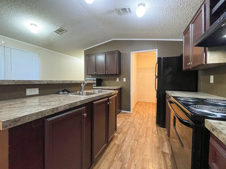 Building Photo - 436 Daybreak St