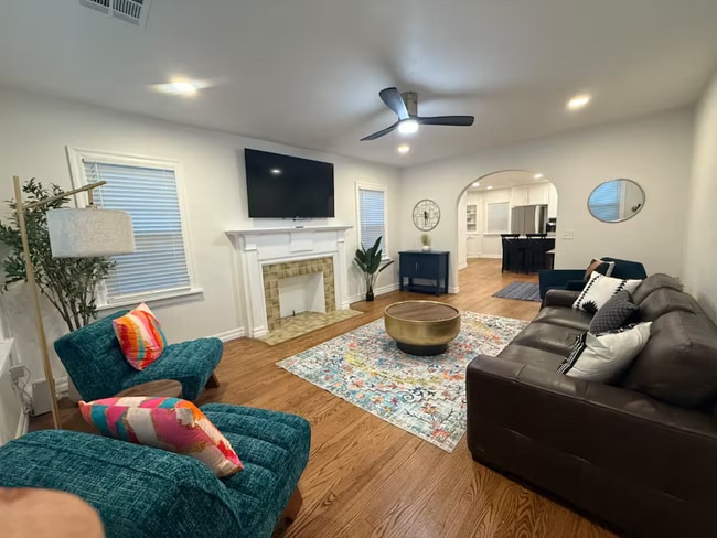 Building Photo - 1233 NE 14th St