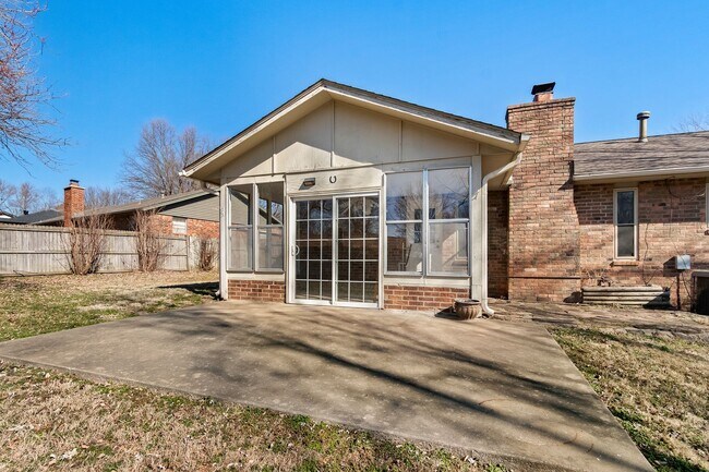 Building Photo - Beautiful Home in Springdale with Sunroom!