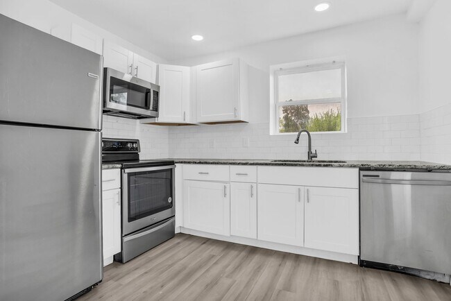 Building Photo - 2737 Stuart Dr