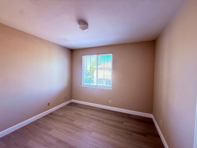 Building Photo - 2205 Maloney Dr