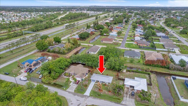 Building Photo - 841 NW Riverside Dr