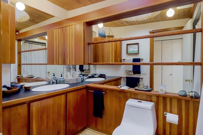 Building Photo - 2 Bedroom Extended Stay in Williamsburg with Low Off-Season Rates!