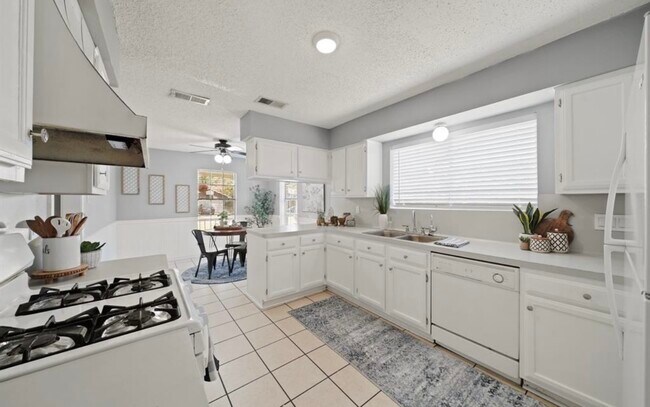 Building Photo - 3210 Pebble Lake Dr