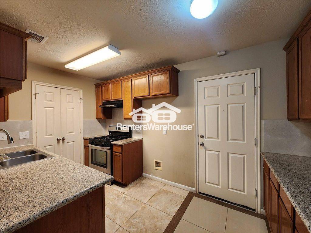 Building Photo - 11111 Valley Kings Dr