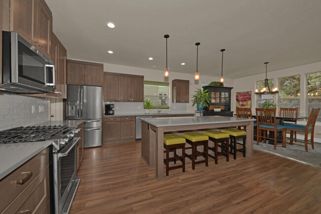 Building Photo - Beautiful 3 Bed/2.5 Bath Home in NW Bend - Via Cambria