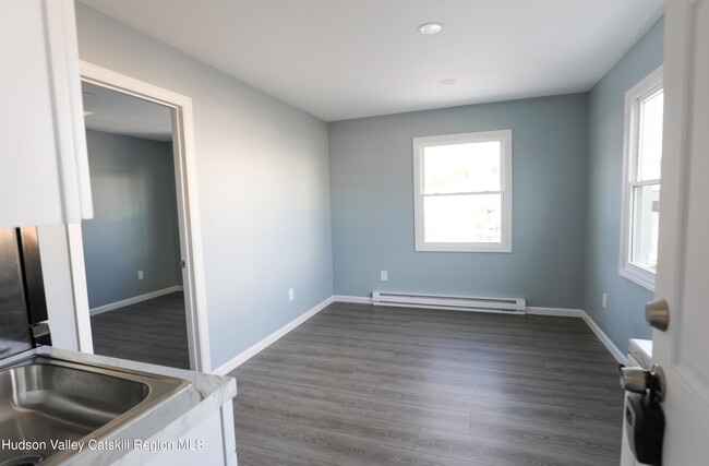 Building Photo - 150-154-154 W Main St