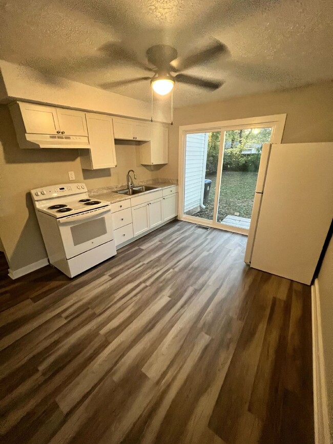 Building Photo - Newly Remodeled Cozy 2-Bedroom Home in Lou...