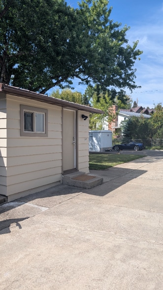 Building Photo - 8 17th Ave S