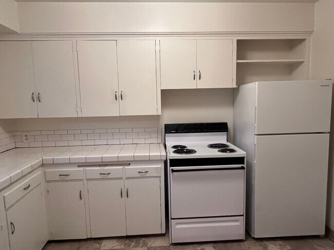 Building Photo - Stunning 2 Bed, 1 Bath Vintage Charmer!