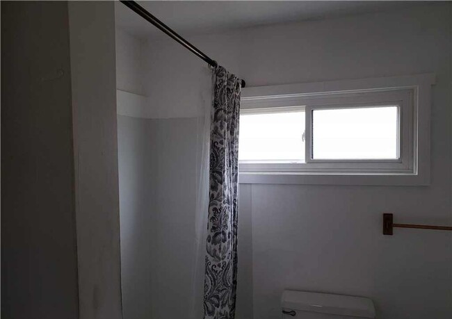 Building Photo - 2 BD 1 BA home with easy transit