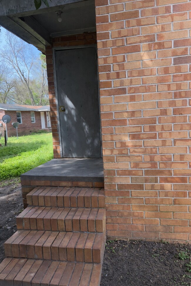 Building Photo - 906 Thomas St