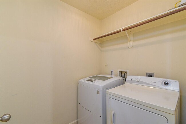 Building Photo - 15930 Langhamwood Ln
