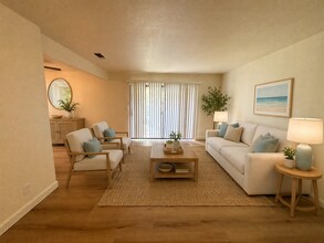 Building Photo - Remodeled Spacious 3BR/2BA Home in Prime Davis Location