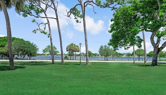 Building Photo - 2004 Lake Osborne Dr
