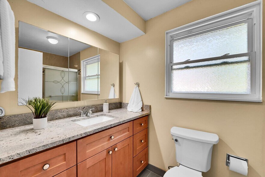 Building Photo - 7303 E Mercer Pl