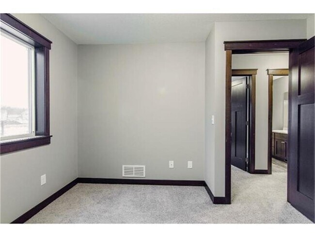 Building Photo - 1025 Pheasant Run