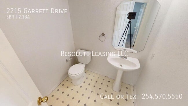 Building Photo - 2215 Garrett Dr