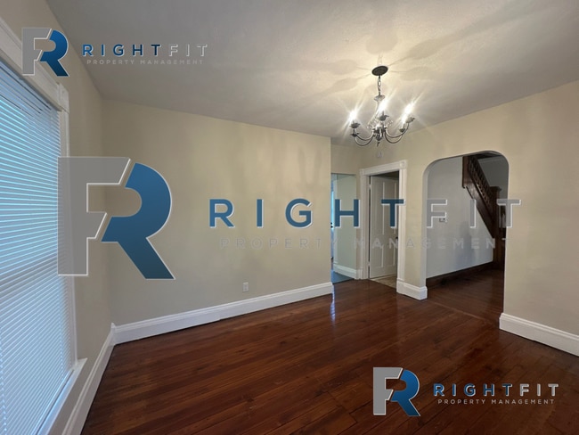 Building Photo - Freshly Renovated Home in Miamisburg