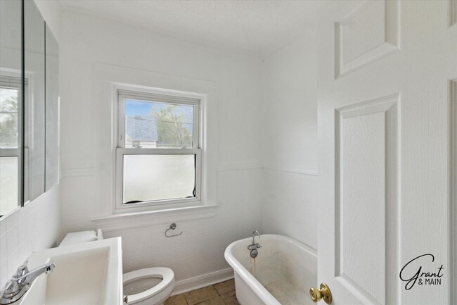 Building Photo - $1495 - 4 Bedroom/2 Bath Home in Islandview