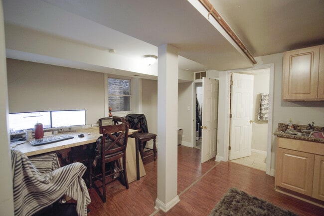 Building Photo - 1077 N Paulina St