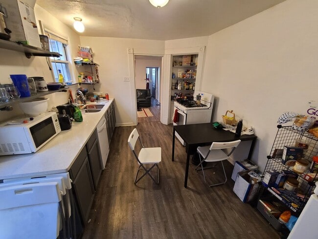 Building Photo - SPACIOUS 4 BEDROOM IN THE HEART OF OAKLAND - AVAILABLE FOR AUGUST