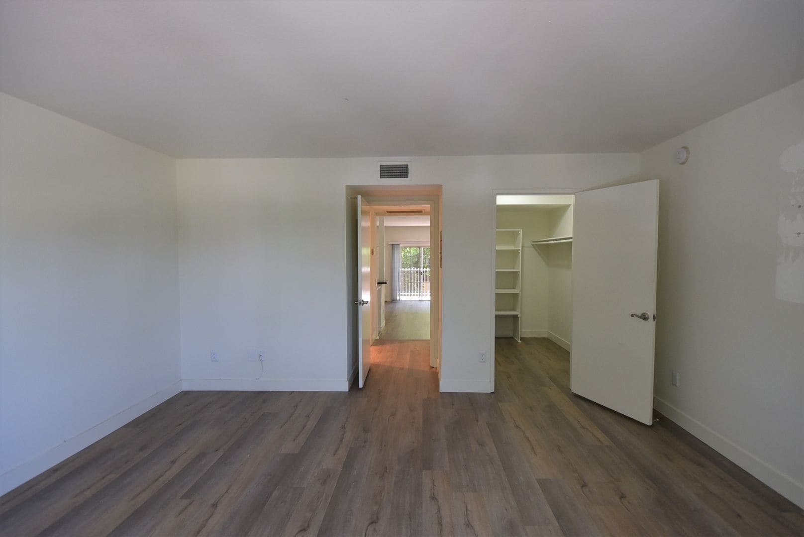 Building Photo - 11434 Moorpark St