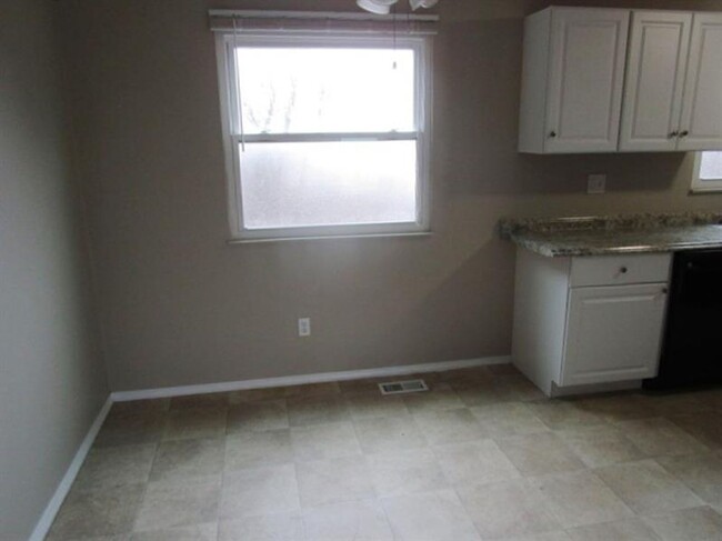 Building Photo - Spacious 3-Bedroom 1.5 bath Home with Fenc...