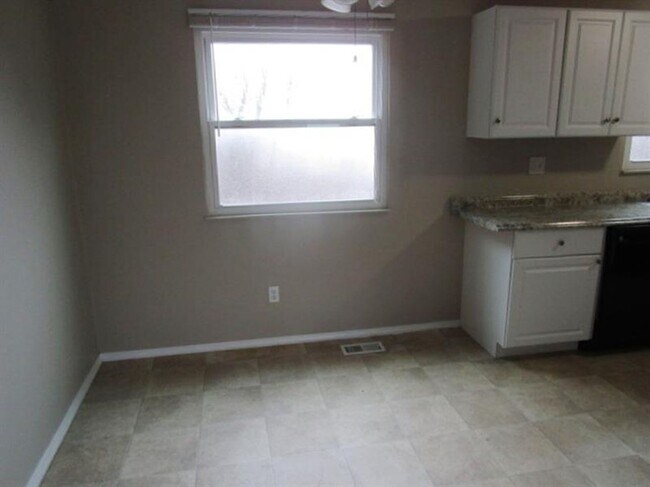 Building Photo - Spacious 3-Bedroom 1.5 bath Home with Fenced Yard & Garage – Ready for You!