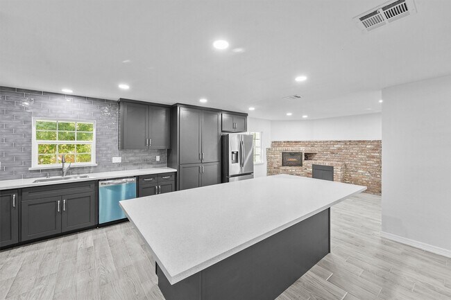 Building Photo - 22 13th Ave N