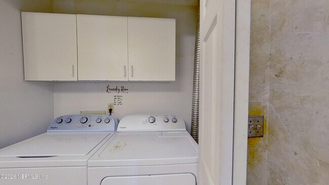 Building Photo - 2530 Whispering Woods Blvd